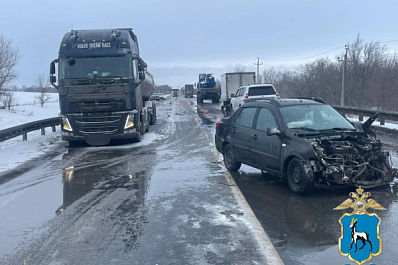 В Самарской области на трассе легковушка "собрала" два грузовика и иномарку