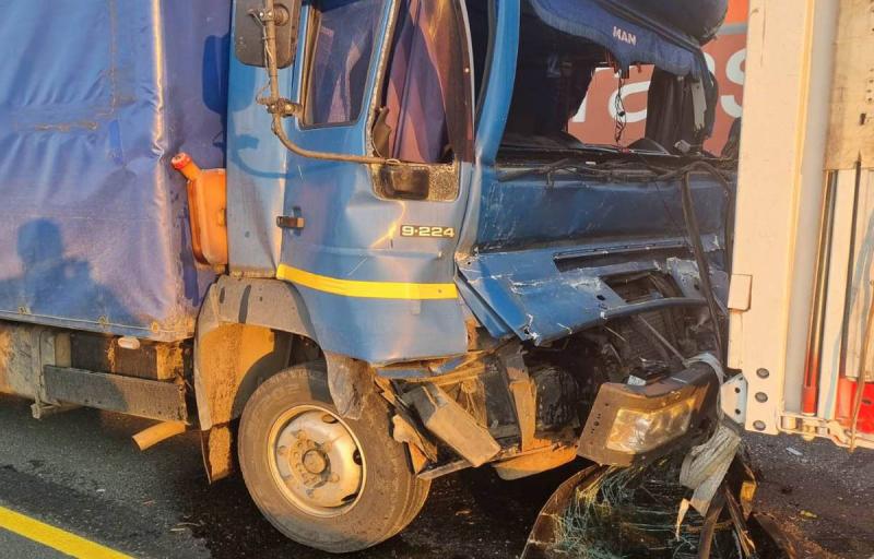Водителя зажало в кабине: на трассе в Самарской области столкнулись два большегруза