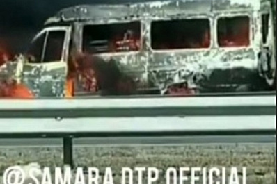 На трассе под Самарой пассажирская "Газель" загорелась на ходу