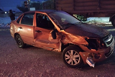 В Безенчуке 23 февраля легковушка столкнулась с КамАЗом