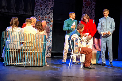 Замахнулись на Толстого: в Тольятти показали спектакль "Война и мир"