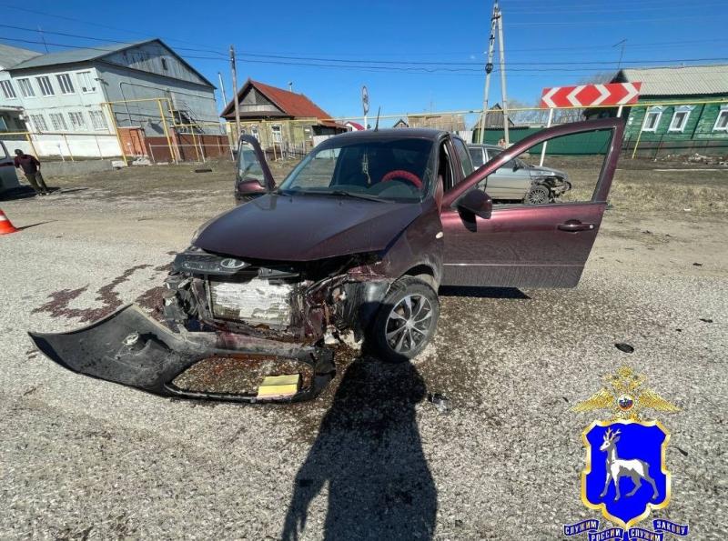 В Самарской области 28 марта в аварии с двумя "Ладами" пострадала женщина