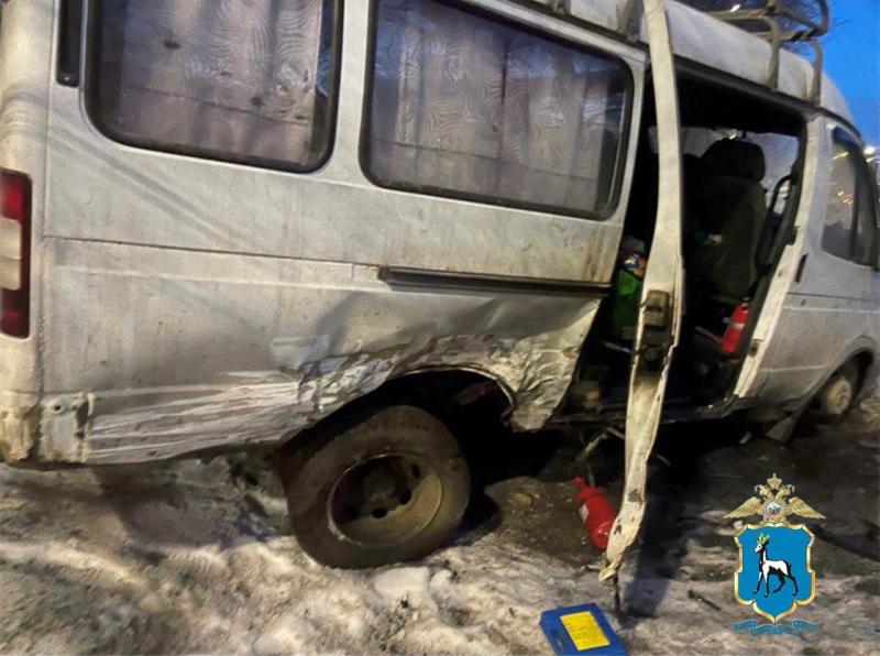 В Самаре молодой водитель Mercedes-Benz снес три припаркованные машины