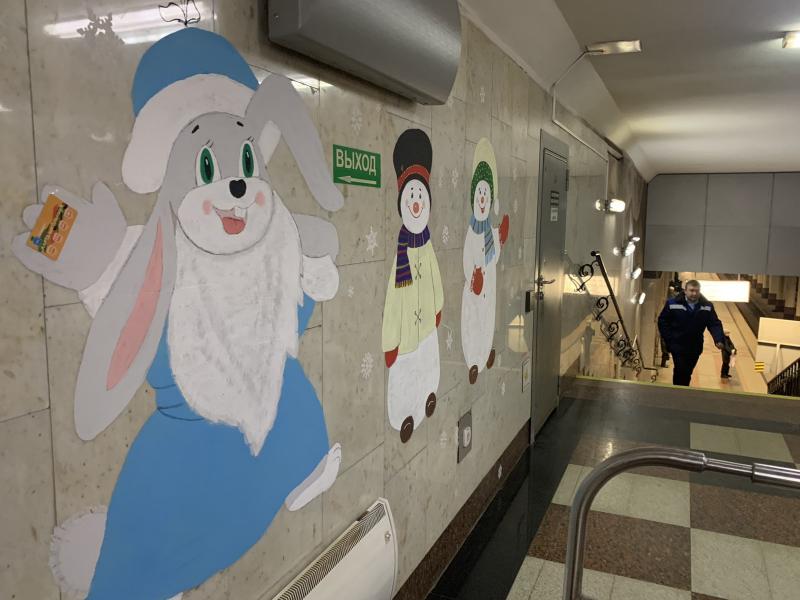 Сотрудники метрополитена украсили станции метро в Самаре