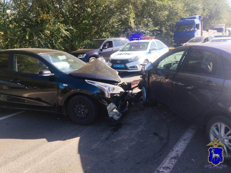 Пострадали 5 человек: в Самарской области 23 сентября столкнулись 3 легковушки