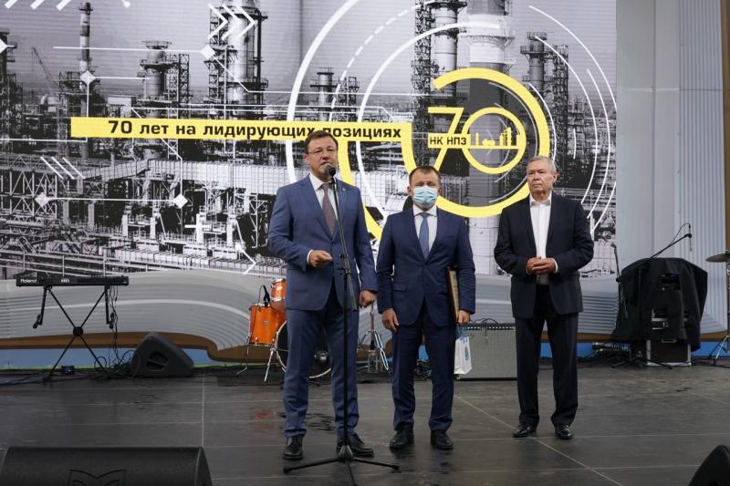 Дмитрий Азаров отметил труд и достижения работников нефтяной, газовой и топливной промышленности региона