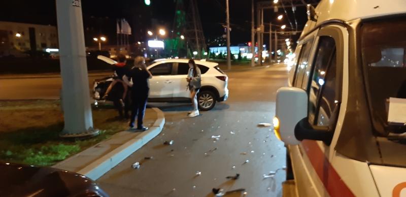 В Самаре из-за светофора на Московском шоссе столкнулись иномарка и отечественное авто