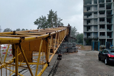 Момент падения строительного крана в Тольятти 20 июля засняли на видео