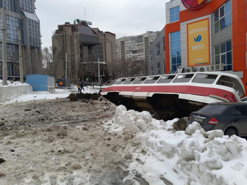 В Самаре у ТЦ "Апельсин" трамвай перевернулся и раздавил машины