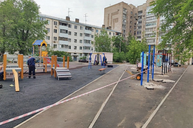 Во дворе по Ново-Садовой в Самаре устанавливают детское и спортивное оборудование