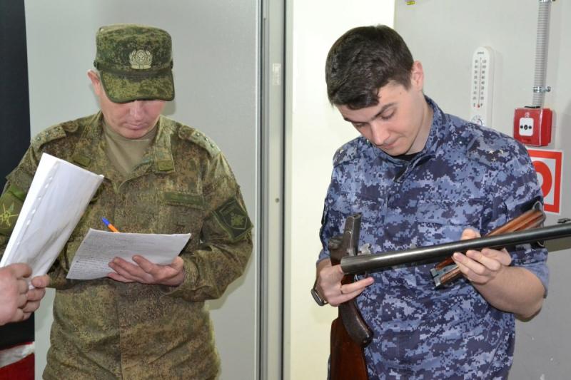 В Самаре росгвардейцы передали крупную партию оружия в зону СВО