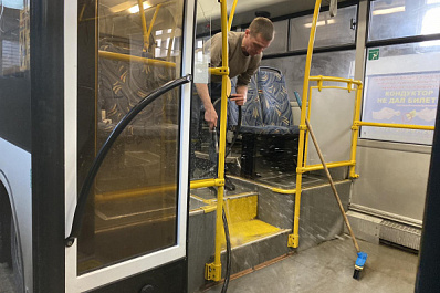 В самарских автобусах провели субботник после зимнего сезона