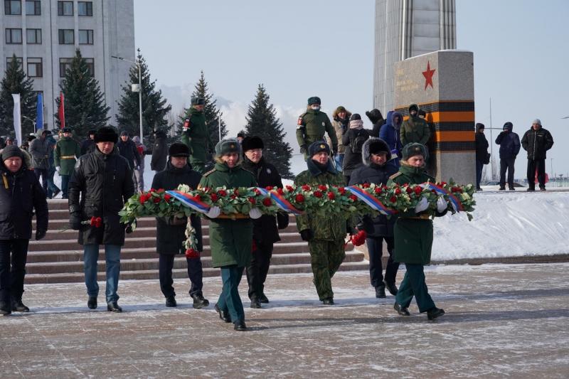 В День защитника Отечества Дмитрий Азаров возложил цветы к Вечному огню
