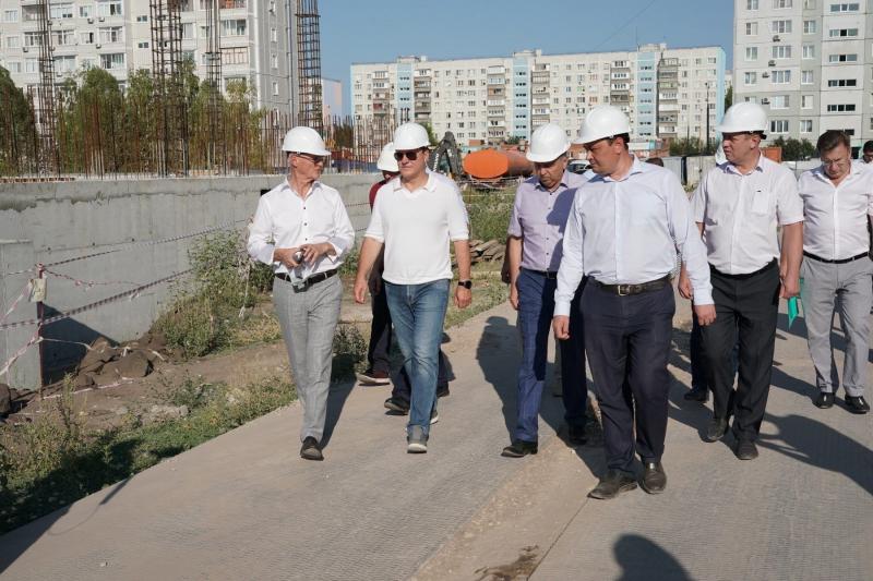 Дмитрий Азаров проверил ход строительства самой большой школы Самарской области