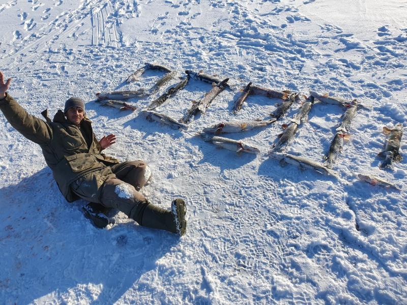 Рыбаки из Самары выложили из пойманных щук поздравление с Новым годом