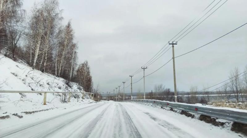 В Самарской области школьный автобус с детьми не смог заехать в гору в непогоду