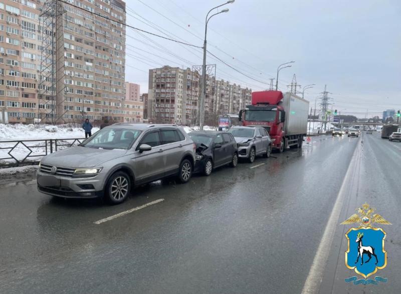 В Тольятти пенсионер на "семерке" протаранил Geely