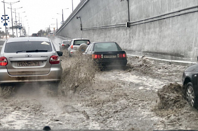 В Самаре затопило развязку на пересечении Московского шоссе с проспектом Кирова