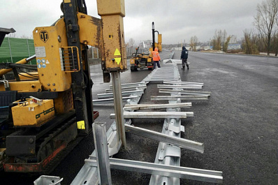 Перед Фрунзенским мостом на дороге устанавливают отбойники