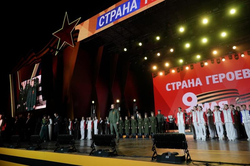 Дмитрий Азаров поздравил самарцев с 9 Мая: "Сотни тысяч жителей нашего региона в тылу ковали оружие Победы"