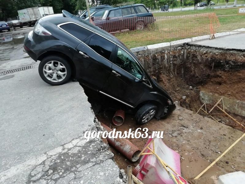 В Новокуйбышевске водитель, не заметив ограждений, провалился в дорожную яму