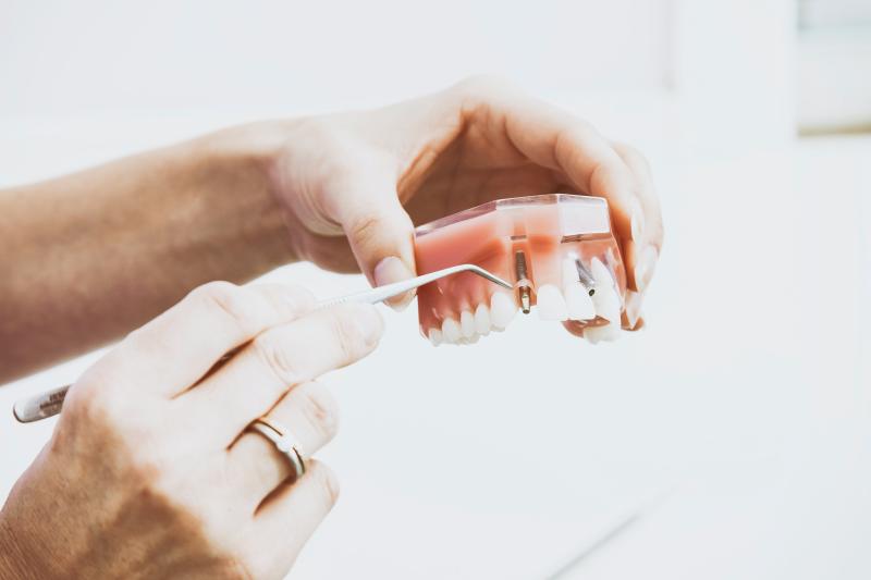 Стоматолог рассказала о наиболее опасной болезни зубов