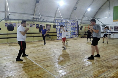 Чемпион России провел тренировку с юными боксерами Богатовского района 