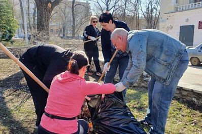 Чистый апрель: одни убирают, другие фотографируют