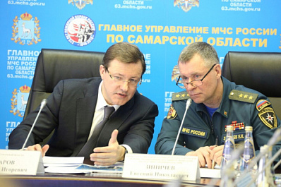 Глава МЧС России и губернатор Самарской области провели совещание в регуправлении ведомства