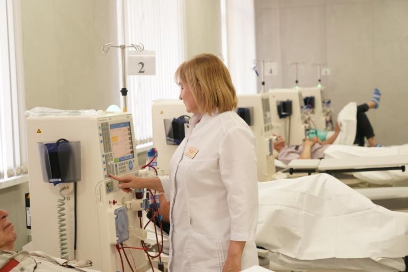 Вячеслав Федорищев оценил отремонтированное здание больницы им. Пирогова, где работает отделение гемодиализа