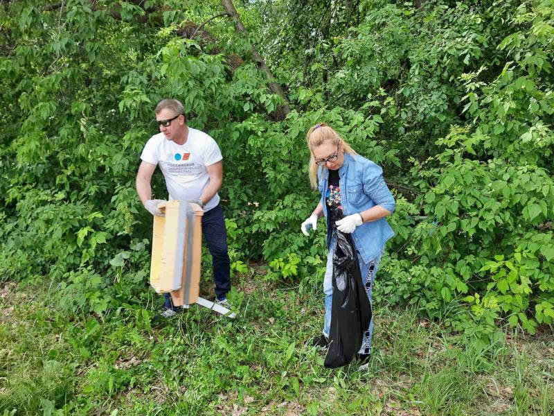 Жители Новокуйбышевска очистили от мусора водоохранную зону вдоль Волги 
