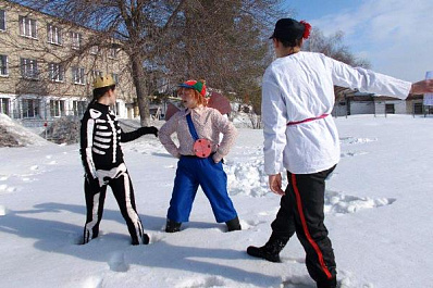 В Самаре заключенные переоделись в Золушку, Белоснежку и Карлсона, чтобы показать детям сказку