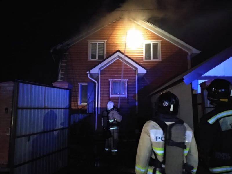 Эвакуировано трое: в Самаре два частных дома тушили 58 человек