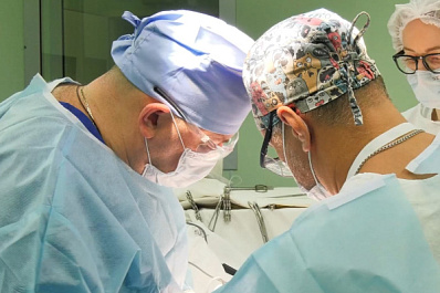 Как главврач онкодиспансера совмещает работу руководителя с практикой в операционной