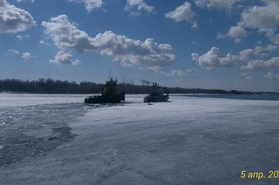 У берегов Самары два судна взламывают лед