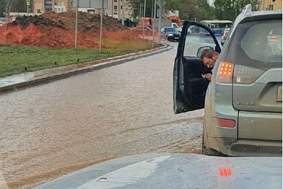 В Самаре подрядчики порвали канализационную трубу и затопили проезжую часть