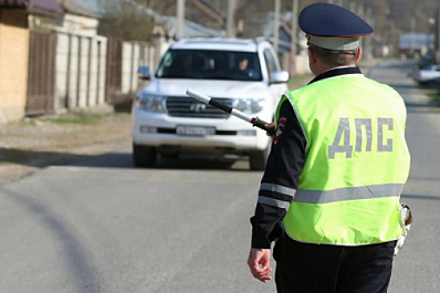 Прокатил полицейского на капоте: в Тольятти лихач попытался уйти от ГИБДД