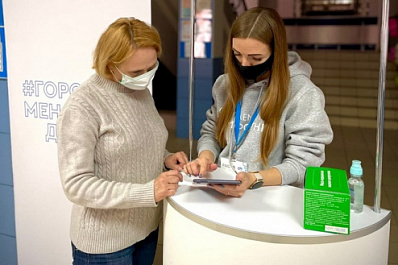 Волонтеры Отрадного помогают горожанам голосовать за объекты благоустройства 