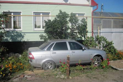 Пьяный житель Сызрани угнал "Приору" и разбил ее