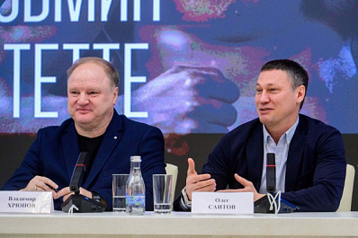 Звездам мирового бокса подарили русские валенки