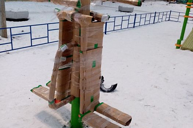 Подарок под Новый год: в Сызрани заменили испорченный вандалами тренажёр 