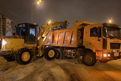 Работы ведутся круглосуточно: в Тольятти продолжают очищать снег 