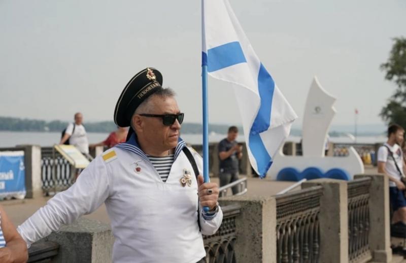 "Они сражаются доблестно": В день ВМФ Дмитрий Азаров возложил цветы к памятнику Соловецким юнгам