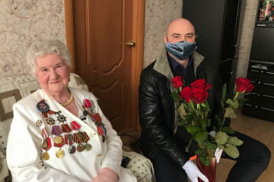 В Тольятти с наступающим праздником поздравили женщин-ветеранов