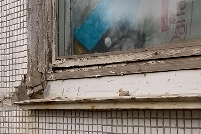 Молодая мама в Тольятти жалуется на старые окна в детском саду