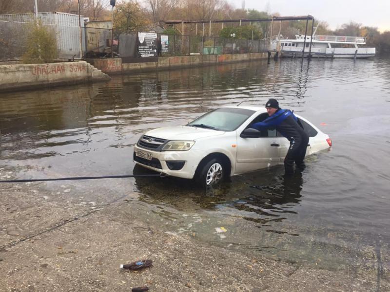 В Тольятти из-под воды достали автомобиль с мертвой женщиной