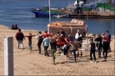 Жителей Самары удивило необычное шествие под музыку на набережной Волги