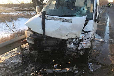 Фура, грузовик и микроавтобус столкнулись 16 января на трассе Самара - Оренбург