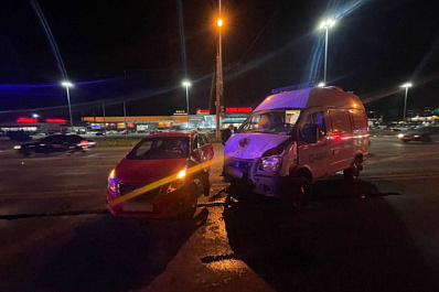 В Тольятти в ДТП с участием скорой помощи пострадали женщина и подросток