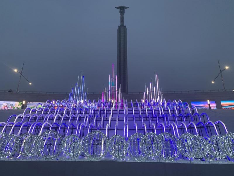 В Самаре на площади Славы заработал новый фонтан из светодиодов
